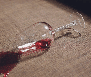 vin rouge sur sofa